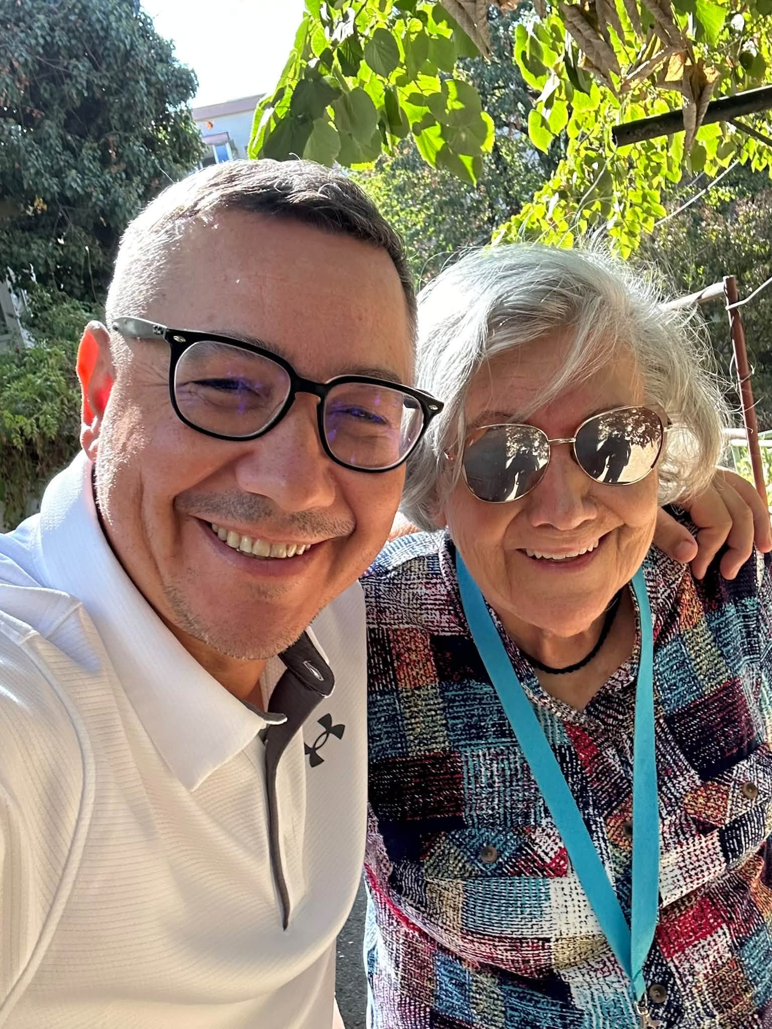 Fata lui Ponta a îmbrăcat hainele de doliu la două zile după ce a sărbătorit alături de bunica paternă. Ultima fotografie împreună 2 Fata lui Ponta a îmbrăcat hainele de doliu la două zile după ce a sărbătorit alături de bunica paternă. Ultima fotografie împreună