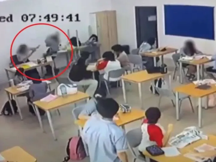 După atacurile din școlile din Bistrița și Pitești, alt elev de 16 ani a atacat o profesoară cu un topor. Filmarea face înconjurul lumii
