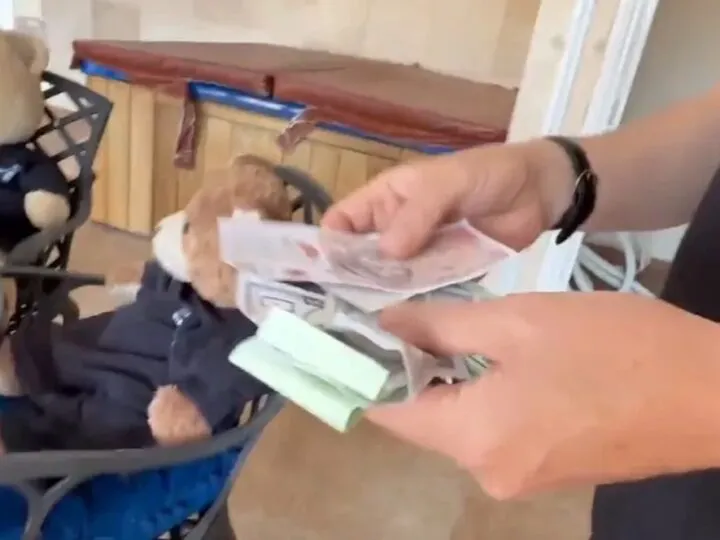 O reclamație a distrus bucuria unui copil. Pianist celebru vizitat de autorități după ce fiica sa și-a deschis o cafenea pentru ursuleți