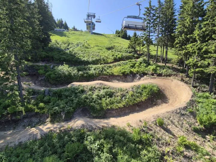 Momentul în care o fetiță rătăcită este găsită plângând în BikePark Postăvaru. „Părinți inconștienți!”-Video