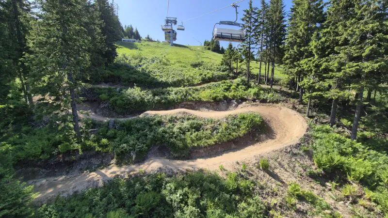 Momentul în care o fetiță rătăcită este găsită plângând în BikePark Postăvaru. „Părinți inconștienți!”-Video