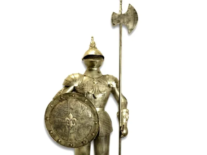 Bancuri. Doi canibali stau într-un pom. Pe jos trece un cavaler în armură. E genial ce urmează