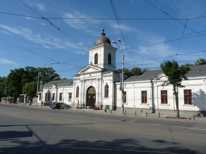 Scandal la Cimitirul Bellu! Piatră funerară din dinastia Brătianu, aruncată la gunoi printre sticle de bere. Exclusiv