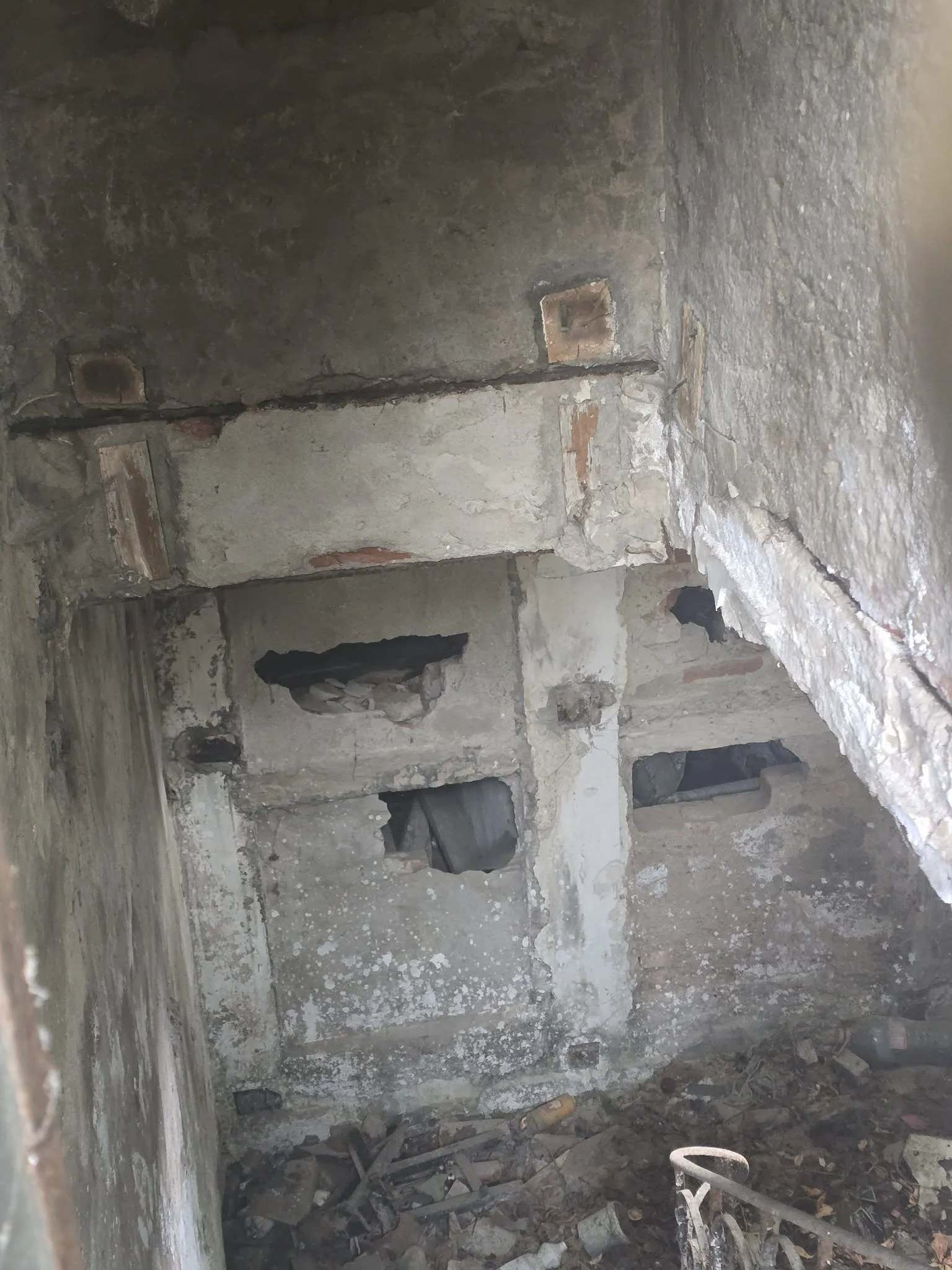 Scandal la Cimitirul Bellu! Piatră funerară din dinastia Brătianu, aruncată la gunoi printre sticle de bere. Exclusiv 5 Scandal la Cimitirul Bellu! Piatră funerară din dinastia Brătianu, aruncată la gunoi printre sticle de bere. Exclusiv