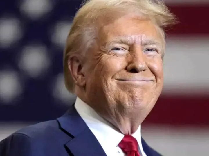 Donald Trump, gol și acoperit cu aur în Parlamentul European. Mesajul statuii „Ciuma portocalie”