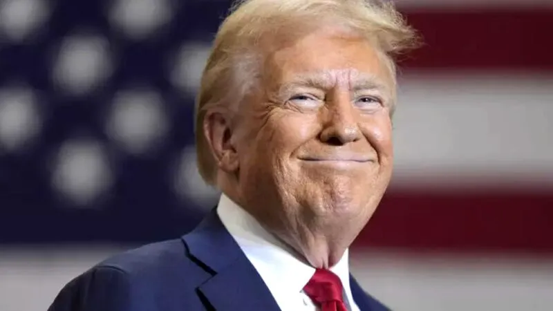 Donald Trump, gol și acoperit cu aur în Parlamentul European. Mesajul statuii „Ciuma portocalie”