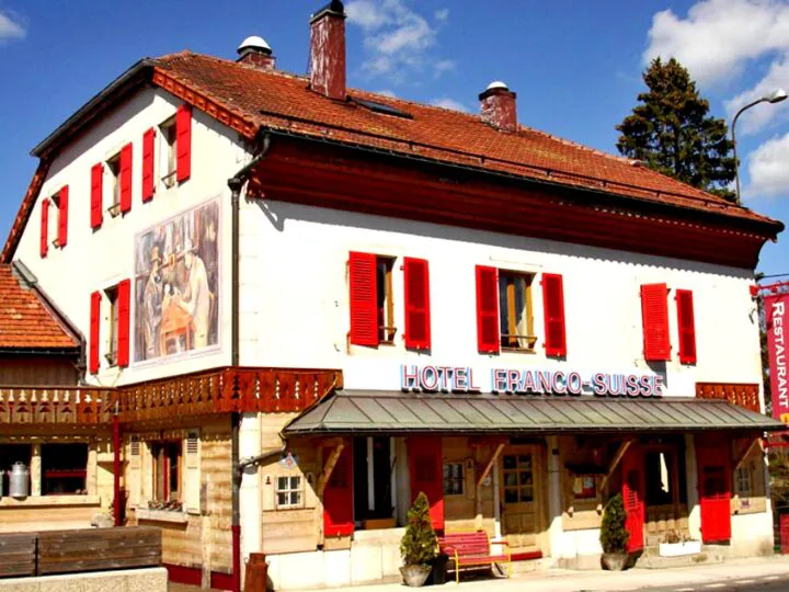 Hotel Arbez, locul unic unde dormi cu capul în Elveția și picioarele în Franța. O poveste fascinantă
