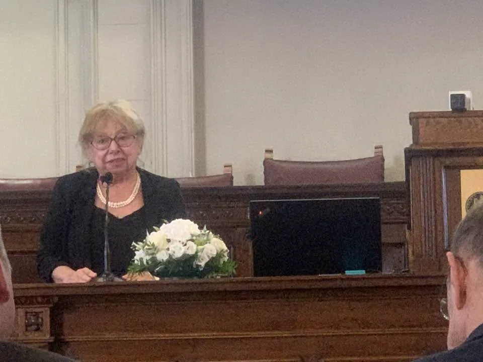 Scandal la Cimitirul Bellu! Piatră funerară din dinastia Brătianu, aruncată la gunoi printre sticle de bere. Exclusiv 6 Scandal la Cimitirul Bellu! Piatră funerară din dinastia Brătianu, aruncată la gunoi printre sticle de bere. Exclusiv
