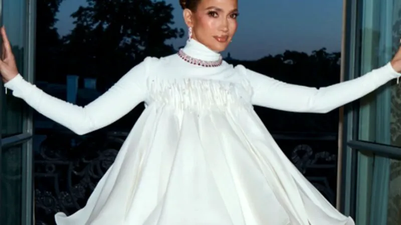 Jennifer Lopez, umilită la o prezentare de modă. Vedeta a rămas în ploaie după ce i-a fost luată umbrela