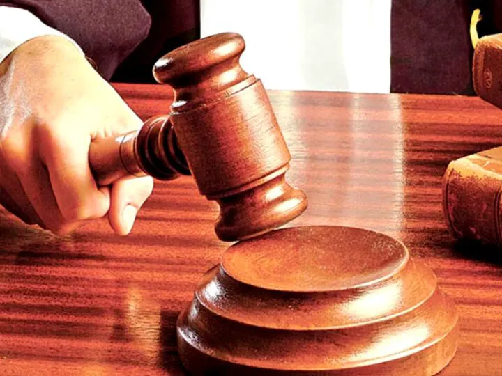 Bancuri. La tribunal: Bun, divortați, dar aveți 3 copii. Cum îi împărțiți? Leșini de râs…