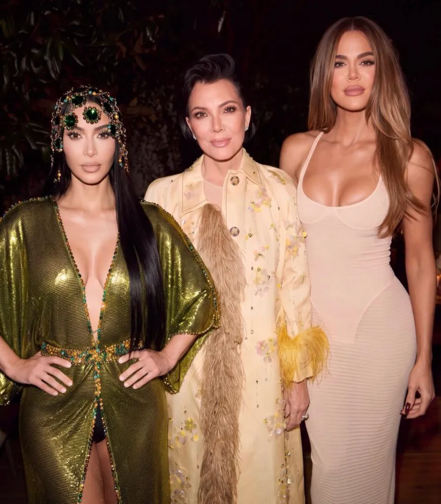 Kim Kardashian și-a întâmpinat invitații în chiloți. Apariția care a atras toate privirile la petrecerea de 46 de ani 4 Kim Kardashian și-a întâmpinat invitații în chiloți. Apariția care a atras toate privirile la petrecerea de 46 de ani