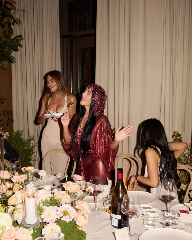 Kim Kardashian și-a întâmpinat invitații în chiloți. Apariția care a atras toate privirile la petrecerea de 46 de ani 3 Kim Kardashian și-a întâmpinat invitații în chiloți. Apariția care a atras toate privirile la petrecerea de 46 de ani