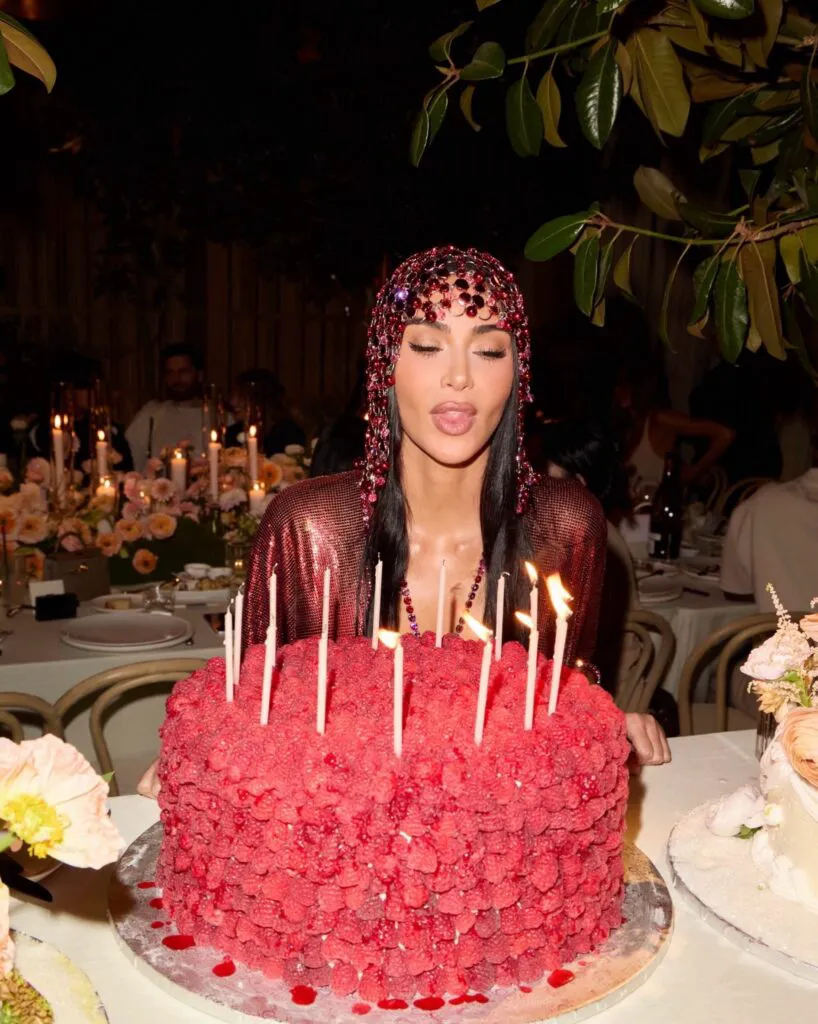 Kim Kardashian și-a întâmpinat invitații în chiloți. Apariția care a atras toate privirile la petrecerea de 46 de ani 7 Kim Kardashian și-a întâmpinat invitații în chiloți. Apariția care a atras toate privirile la petrecerea de 46 de ani