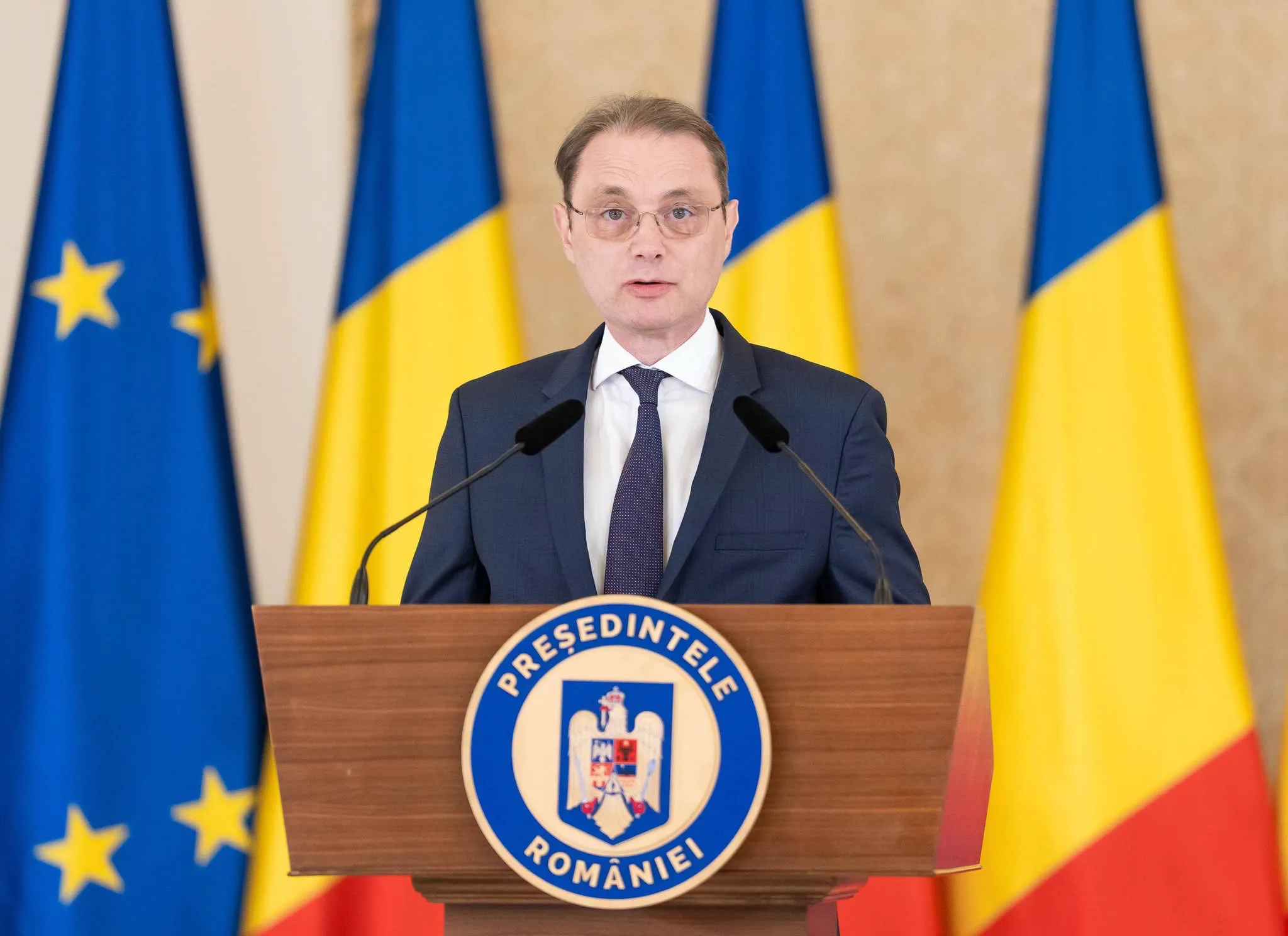 PSD, supărat, arată bunăvoință față de Luca Niculescu. Grindeanu merge să-l întâlnească pe premierul propus 2 PSD, supărat, arată bunăvoință față de Luca Niculescu. Grindeanu merge să-l întâlnească pe premierul propus