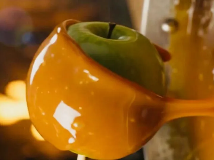 Mere caramelizate de Halloween, în stil Dracula. Desertul spectaculos care transformă merele verzi într-un deliciu „înfricoșător”
