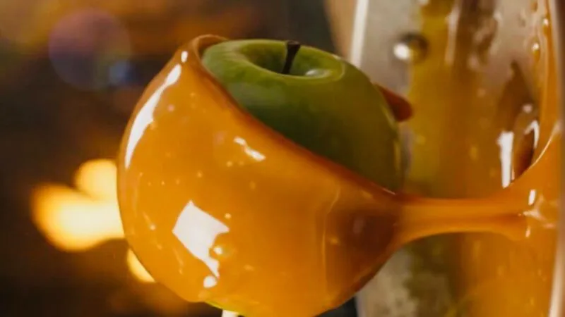 Mere caramelizate de Halloween, în stil Dracula. Desertul spectaculos care transformă merele verzi într-un deliciu „înfricoșător”