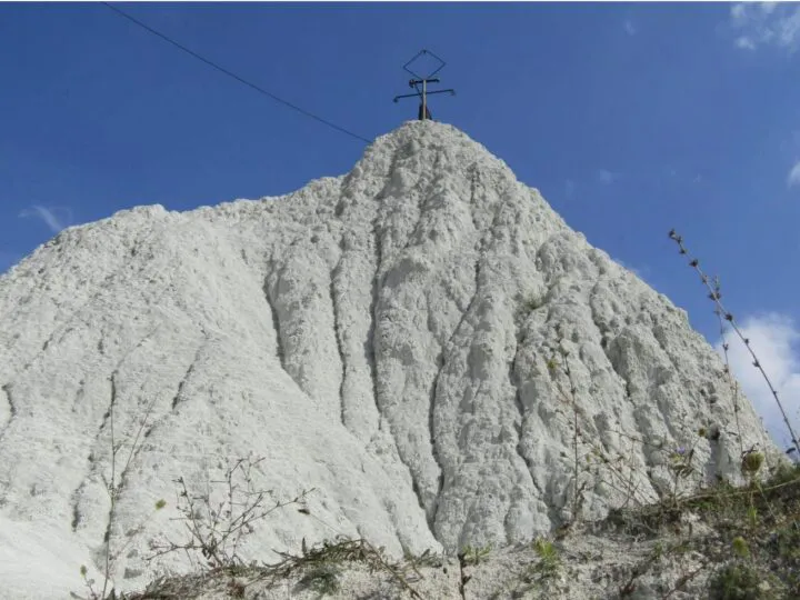 Muntele de Sare de la Lopătari, locul care i-a adus pe geologi din toată lumea în România