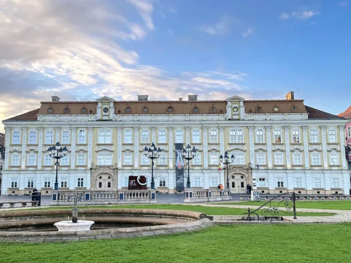 Expoziție-eveniment. Zeci de picturi de Giorgio de Chirico ajung pentru prima dată în România