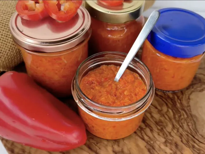Cum faci pastă de ardei capia cu hrean pentru iarnă. Secretul unei conserve delicioase