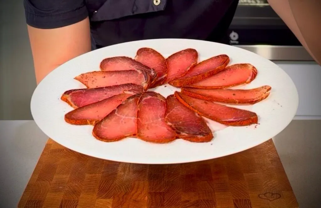 Pastramă de porc făcută în casă, rețetă simplă și delicioasă. Ai nevoie de doar câteva ingrediente 2 Pastramă de porc făcută în casă, rețetă simplă și delicioasă. Ai nevoie de doar câteva ingrediente