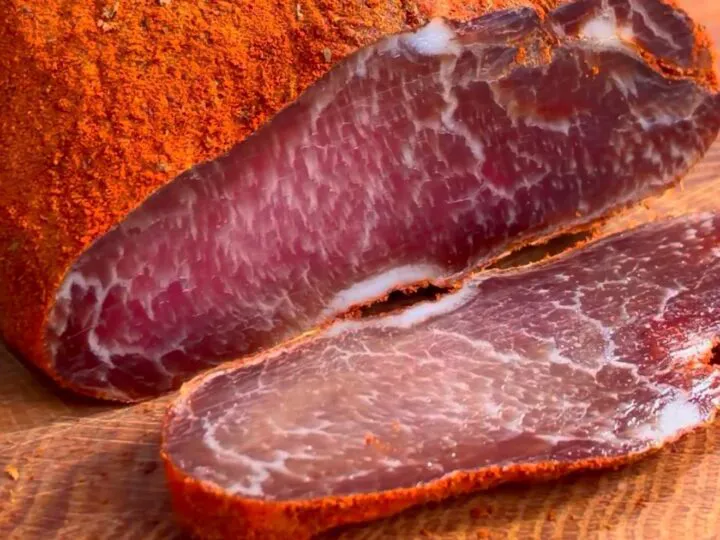 Pastramă de porc făcută în casă, rețetă simplă și delicioasă. Ai nevoie de doar câteva ingrediente