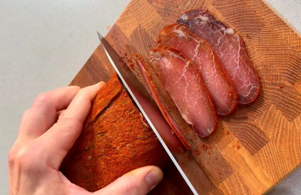 Pastramă de porc făcută în casă, rețetă simplă și delicioasă. Ai nevoie de doar câteva ingrediente 3 Pastramă de porc făcută în casă, rețetă simplă și delicioasă. Ai nevoie de doar câteva ingrediente