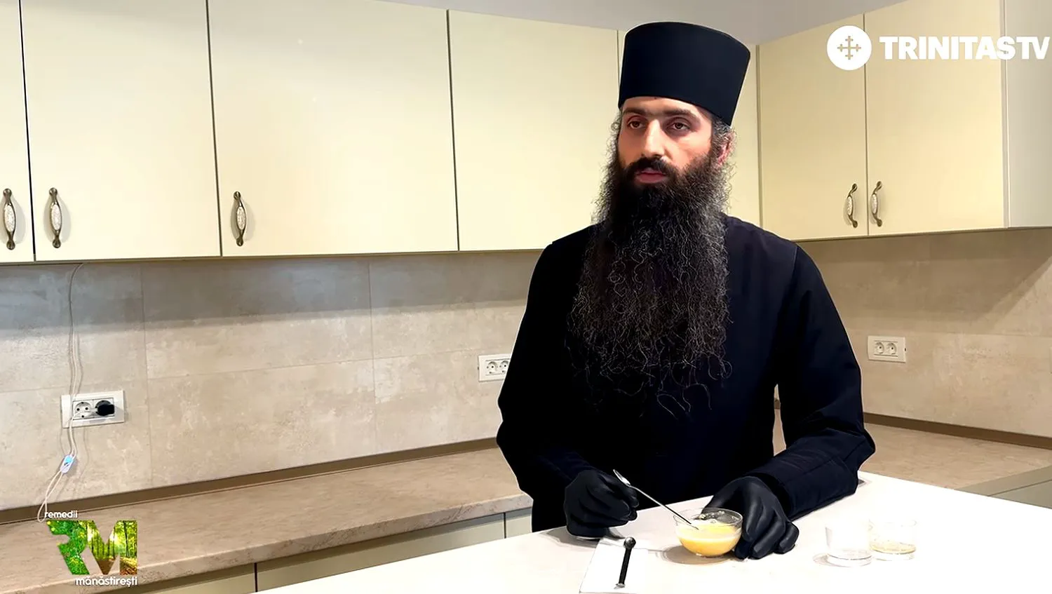 Mască cu trei ingrediente naturale pentru un ten de revistă folosită de sfinții părinți de la mănăstirea Techirghiol