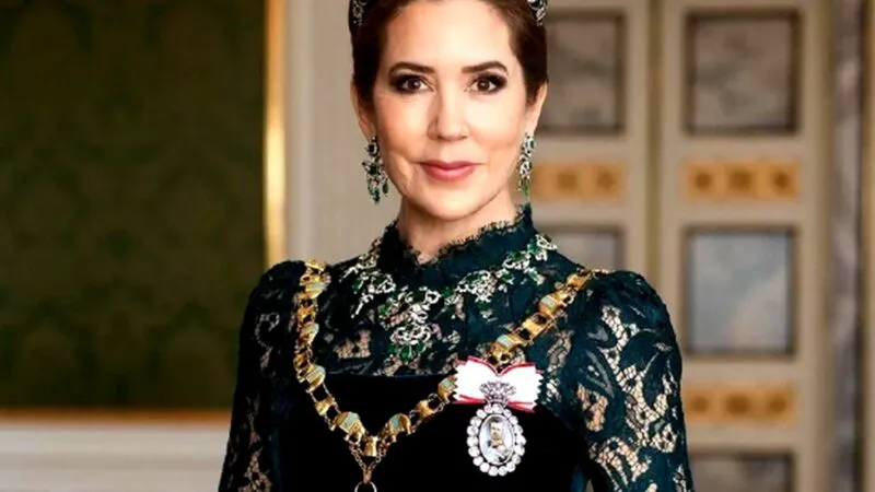 Povestea diademei cu safire a reginei Alexandrine, veche de 128 de ani. Regina Mary a Danemarcei a reinventat-o