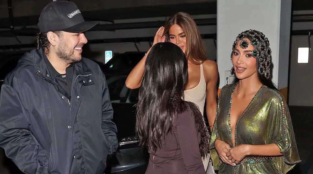 Kim Kardashian și-a întâmpinat invitații în chiloți. Apariția care a atras toate privirile la petrecerea de 46 de ani 6 Kim Kardashian și-a întâmpinat invitații în chiloți. Apariția care a atras toate privirile la petrecerea de 46 de ani