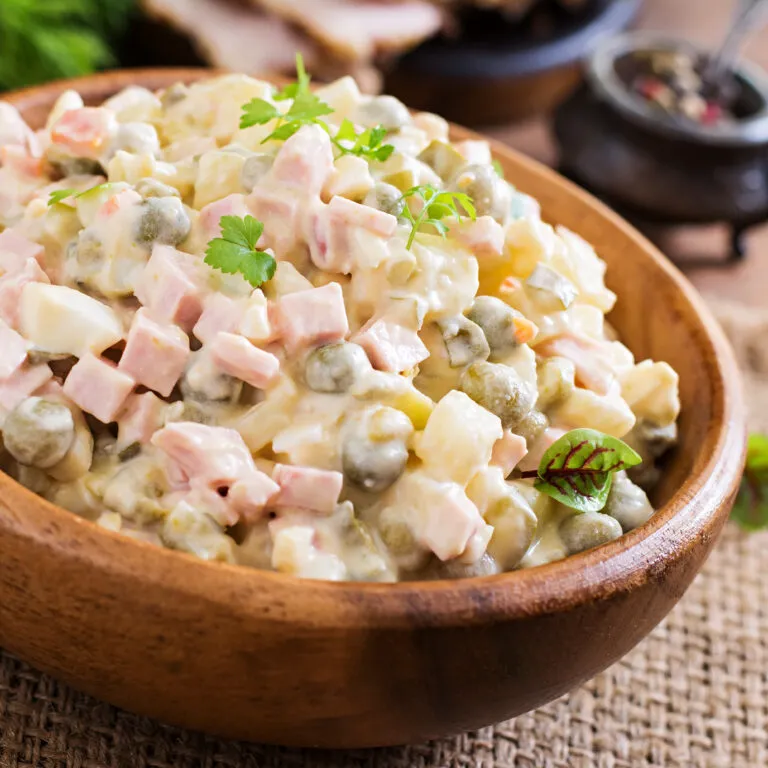 Salata de boeuf este tradiționala salată rusească "Olivier". Foto Facebook
