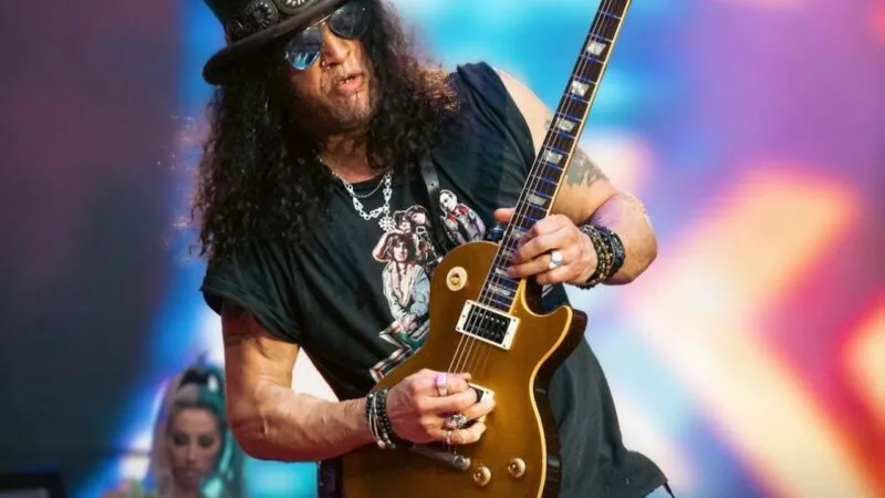 Slash de la Guns N’ Roses, surprins de imaginile din România. Concursul „Booty Slap” a devenit viral