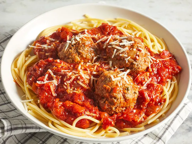 Rețeta lui Frank Sinatra de spaghete cu chiftele. Ingredientul care dă savoare preparatului 2 Rețeta lui Frank Sinatra pentru spaghete cu chiftele. Ingredientul care dă savoare preparatului