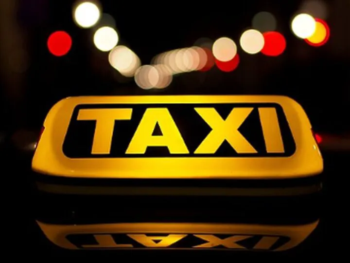 Bancuri. O doamnă destul de plinuță oprește un taxi și îi spune șoferului: la maternitate. Ce urmează e genial