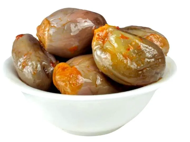 Cel mai gustos aperitiv oriental: vinete murate umplute cu nucă, ardei și usturoi. Cât de repede se prepară rețeta