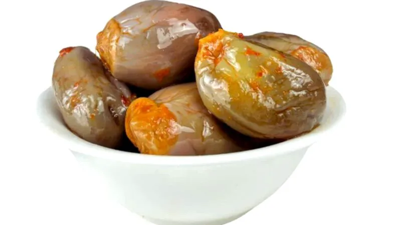 Cel mai gustos aperitiv oriental: vinete murate umplute cu nucă, ardei și usturoi. Cât de repede se prepară rețeta