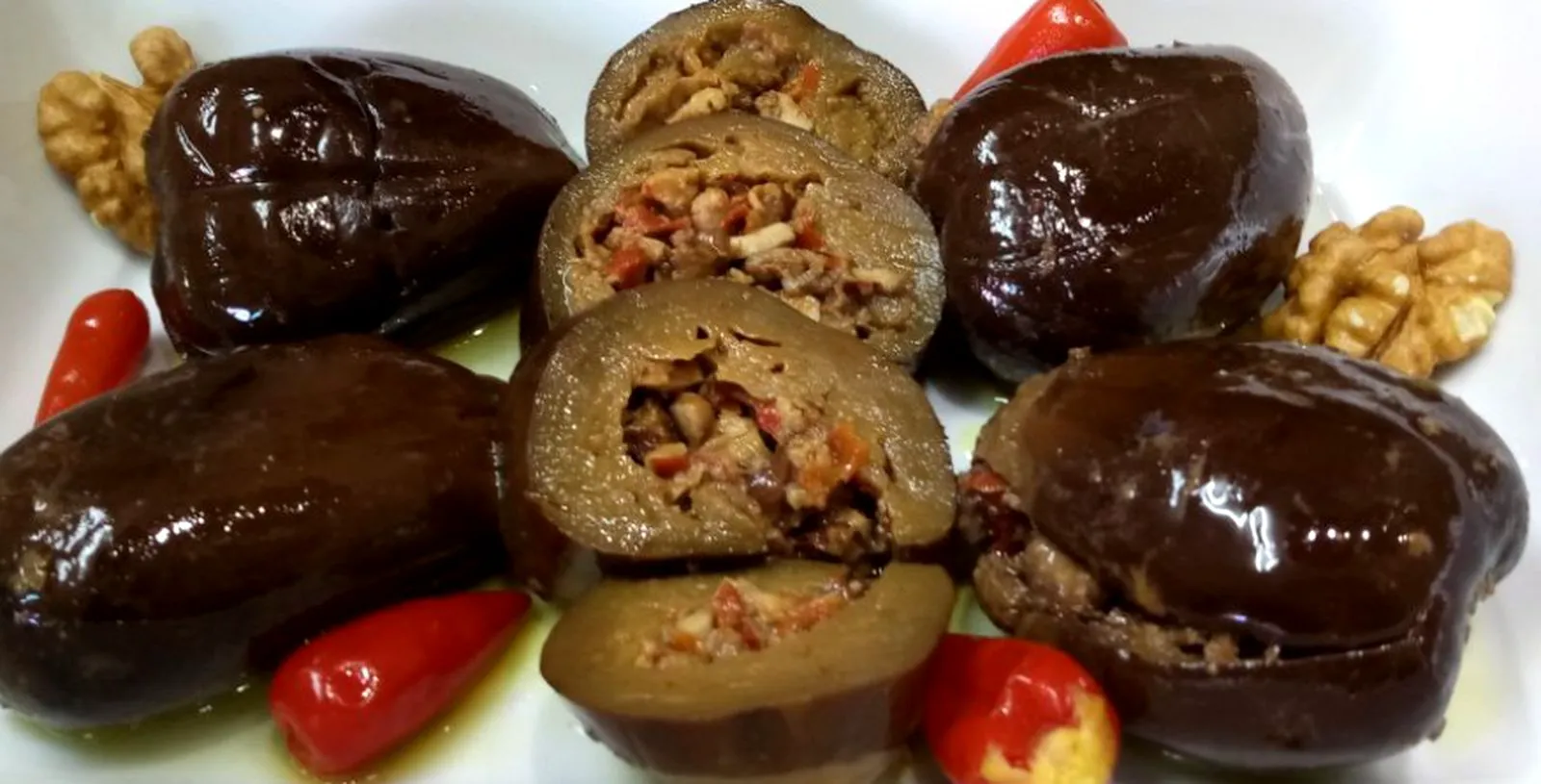 Cel mai gustos aperitiv oriental: vinete murate umplute cu nucă, ardei și usturoi. Cât de repede se prepară rețeta 2 Cel mai gustos aperitiv oriental: vinete murate umplute cu nucă, ardei și usturoi. Cât de repede se prepară rețeta