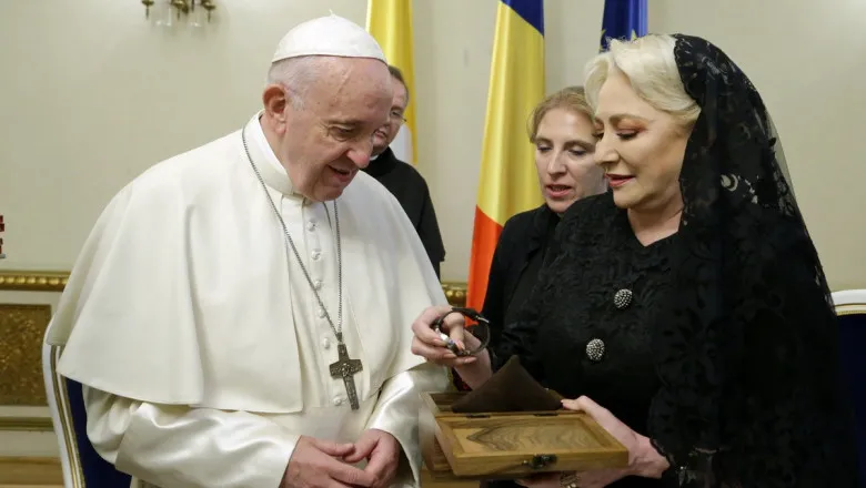 Ce s-a ales de ceasul oferit de Viorica Dăncilă lui Papa Francisc. Pista care duce la Vatican 3 Ce s-a ales de ceasul oferit de Viorica Dăncilă lui Papa Francisc. Pista care duce la Vatican